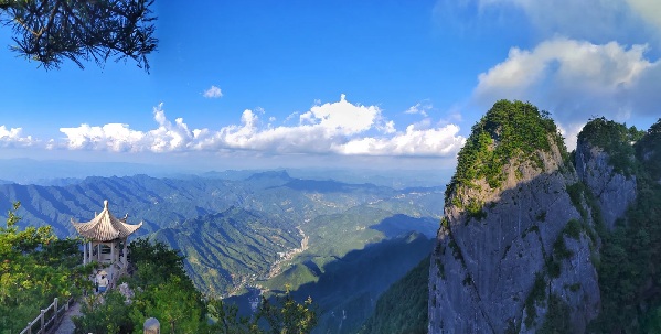 山阳天竺山云海与奇峰相映成趣的自然景观