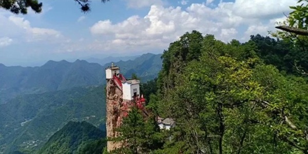 镇安塔云山云海中的金顶道观险峻景观