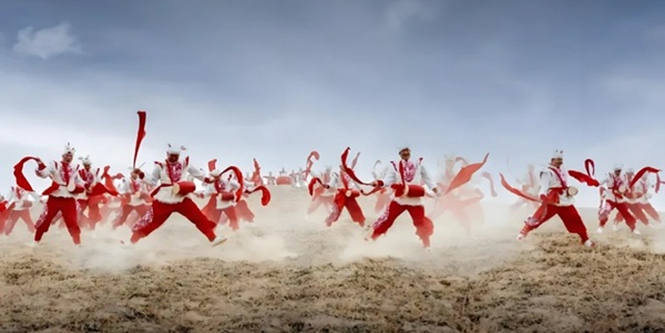 安塞腰鼓表演者在黄土高原上激情击鼓