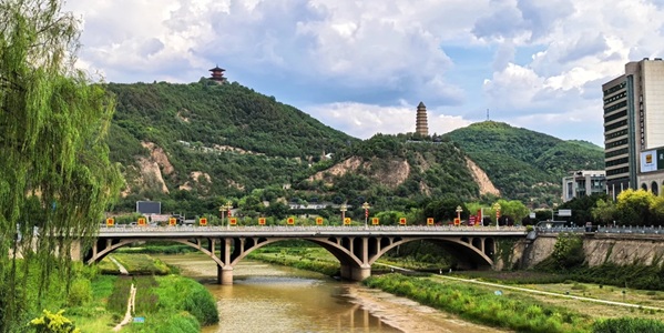 延安宝塔山与延河大桥全景