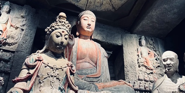 子长钟山石窟内精美的宋代石刻造像