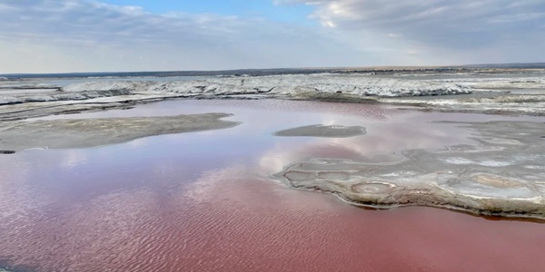 定边盐湖天空之镜景观航拍图