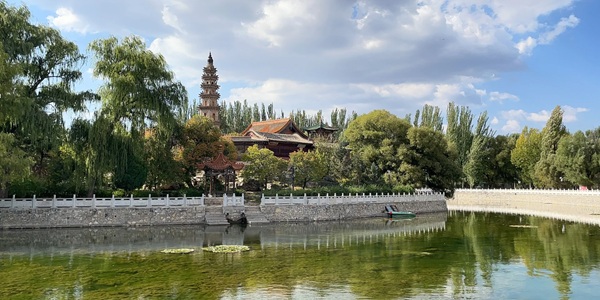 大同市广灵县水神堂湖景与古建筑群