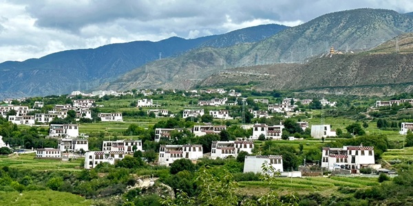 甘孜乡城县白色藏房