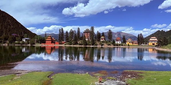 甘孜新龙县措卡湖