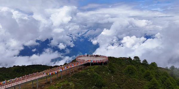 木里县玛娜茶金观景台景色