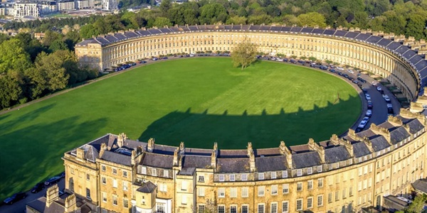 Royal Crescent Panorama with Honey-Coloured Bath Stone Facade