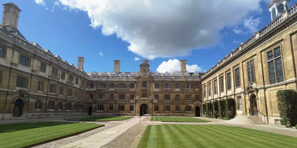 Cambridge Clare College — Old Court and Clare Bridge