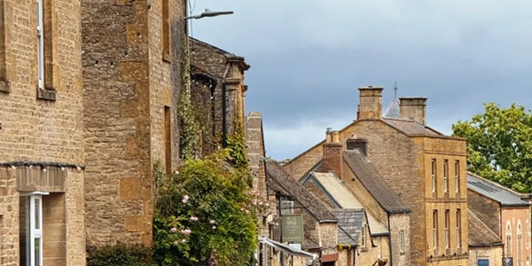 Stow-on-the-Wold Market Square and honey-coloured stone houses