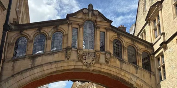 Oxford Bridge of Sighs Hertford Bridge stone arches and medieval street panorama