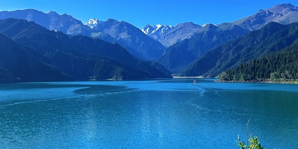 阜康天山天池碧水蓝天雪山倒影全景