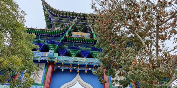 昌吉回民街伊斯兰风格建筑与热闹市集