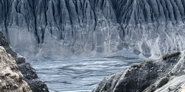 独山子大峡谷深邃的沟壑与阶地纹理