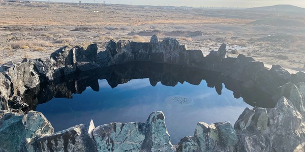 克拉玛依区黑油山景观与石油抽油机