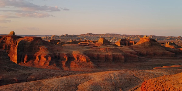 乌尔禾世界魔鬼城壮观的雅丹地貌