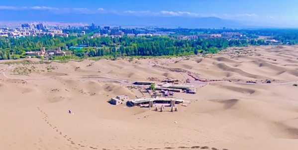鄯善县库木塔格沙漠与城市相邻全景