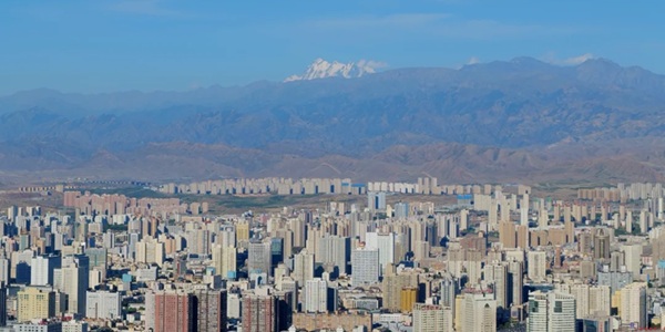 乌鲁木齐雅玛里克山远眺城市风光