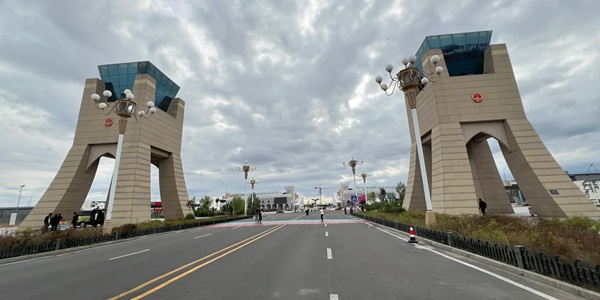 霍尔果斯市边境风光