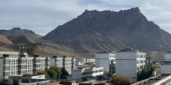 噶尔县狮泉河镇全景