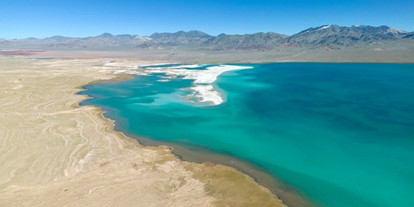 改则县洞措湖风光