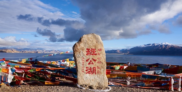 日土县班公湖美景