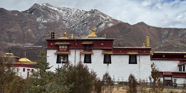 卡若区强巴林寺全景