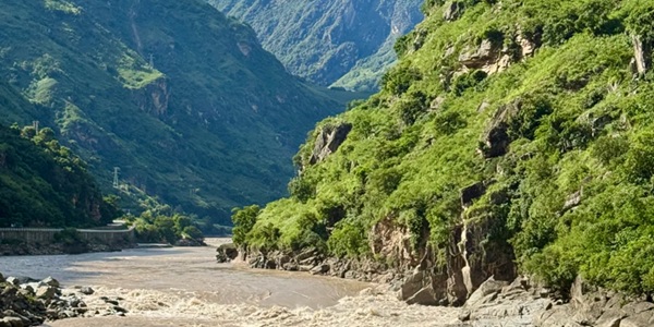 洛隆县怒江大峡谷