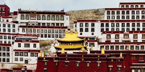 达孜区甘丹寺全景