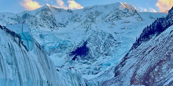 波密县米堆冰川景色