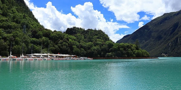 工布江达县巴松措景色