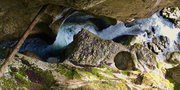 巴青县麦莫溶洞