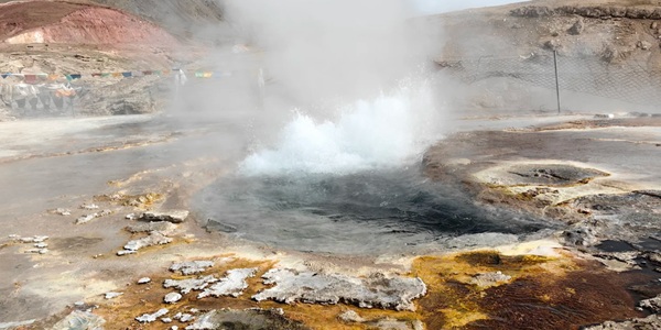昂仁县达格架地热喷泉景观
