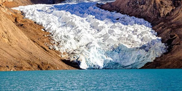 岗巴县曲登尼玛冰川景观