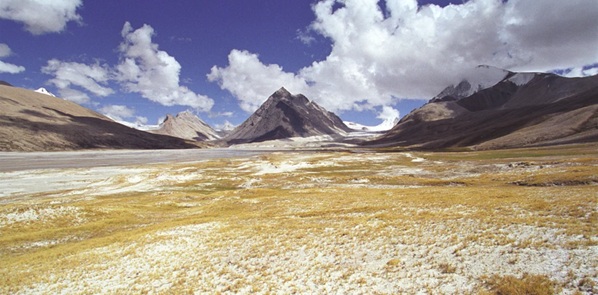 萨嘎县雅鲁藏布江源头景观
