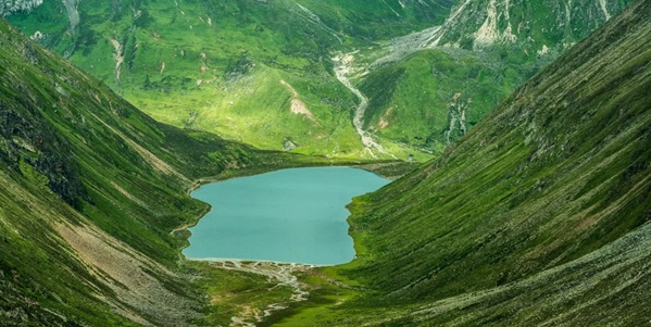 加查县拉姆拉错圣湖风光