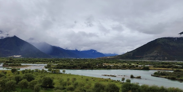 桑日县雅鲁藏布江峡谷风光