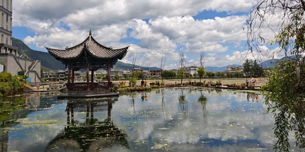 鹤庆新华村银器制作与草海湿地