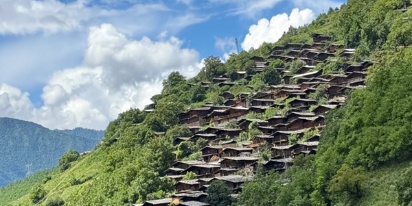 维西同乐傈僳族山寨梯田木屋