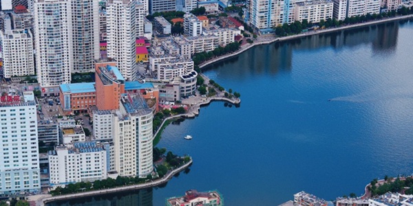 个旧金湖与老阴山城市景观