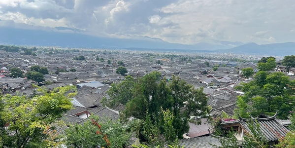 丽江古城建筑风貌与雪山背景