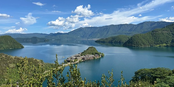 宁蒗泸沽湖猪槽船与格姆女神山