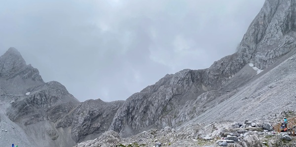 玉龙雪山冰川与云海景观