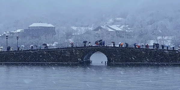 杭州西湖断桥全景图